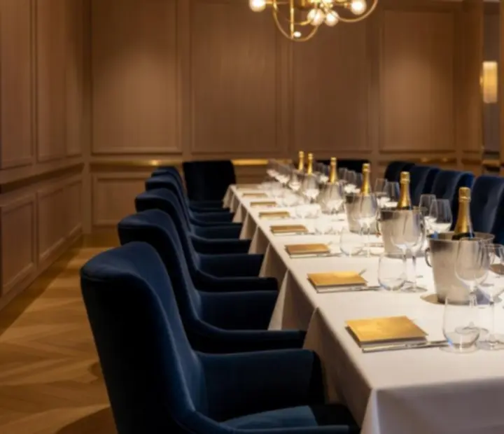 Table dressée prête à accueillir les convives